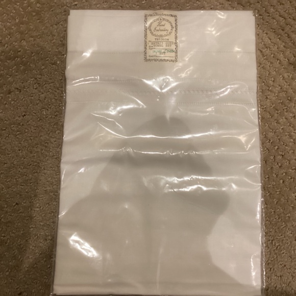 Irish Linen Hand Embroidery Bath/Guest Towel Set - Picture 2 of 4